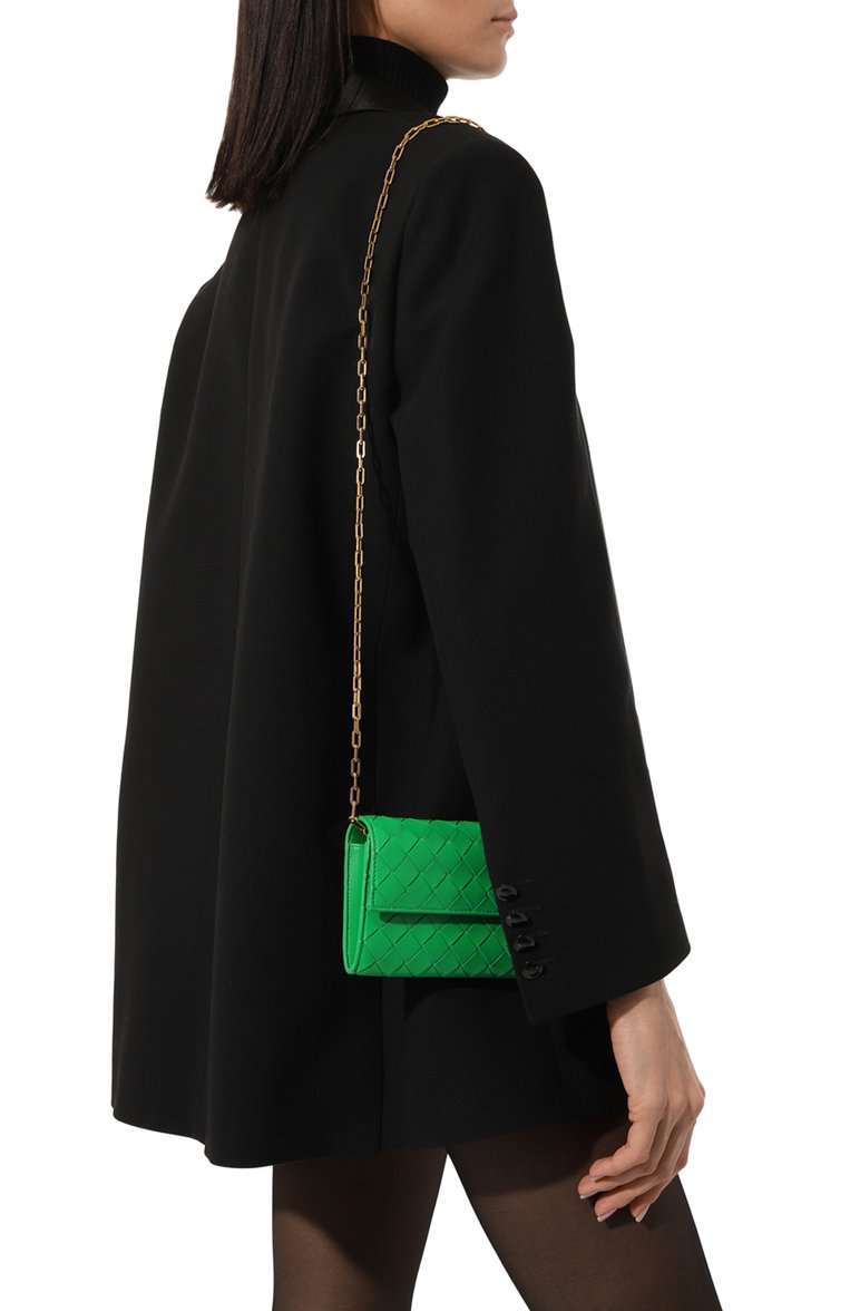 Женская сумка BOTTEGA VENETA зеленого цвета, арт. 730568/VCPP3 | Фото 2 (Размер: small; Материал: Натуральная кожа; Ремень/цепочка: На ремешке, С цепочкой; Сумки-технические: Сумки через плечо)