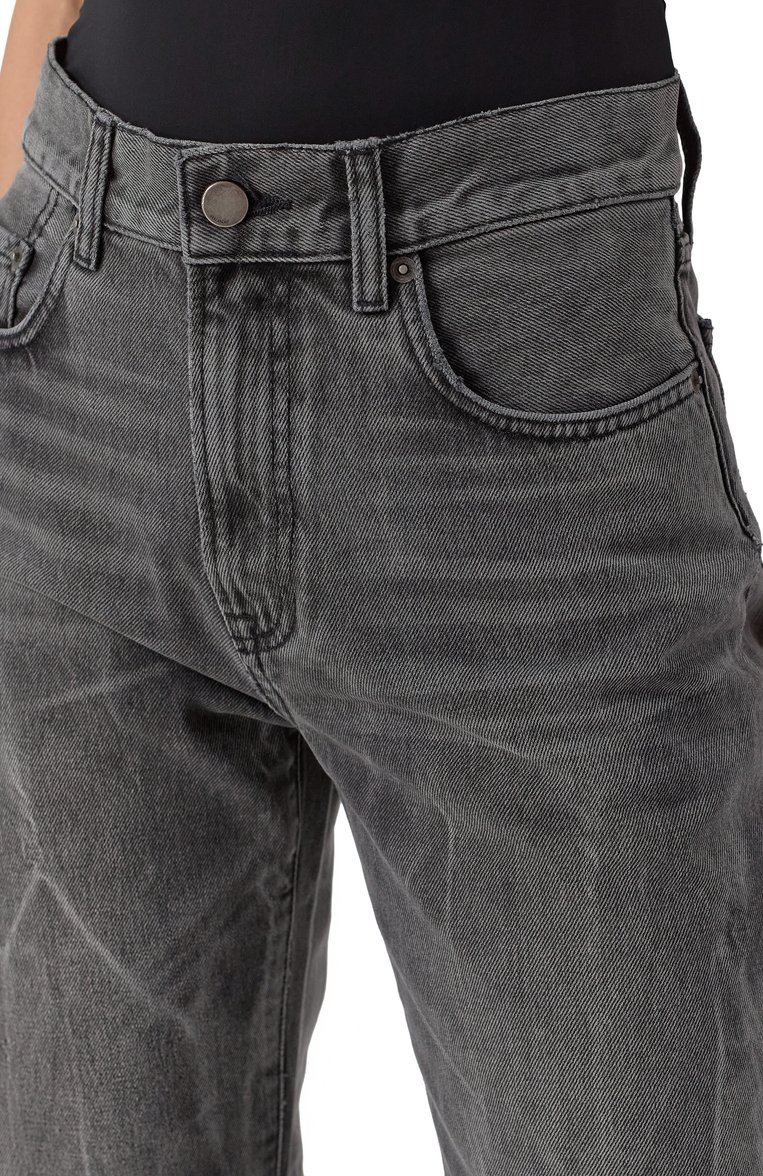 Женские джинсы LESYANEBO серого цвета, арт. SS24/DENIMLVR001 | Фото 5 (Длина (брюки, джинсы): Стандартные; Материал внешний: Хлопок, Деним; Автоматизация состава: Проставлено; Автоматизация ТО: Проставлено; Детали: Делаве; Силуэт Ж (брюки и джин�сы): Прямые; Кросс-КТ: Деним; Стили: Кэжуэл)